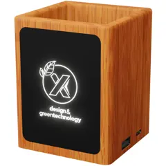 Bild på SCX.design O12 pennhållare i trä med upplyst logotyp med dubbla USB-utgångar
