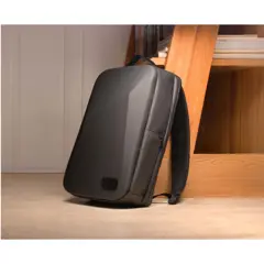 Bild på SCX.design L12 ryggsäck med inbyggd 10.000 mAh powerbank och 3-i-1-laddningssladd