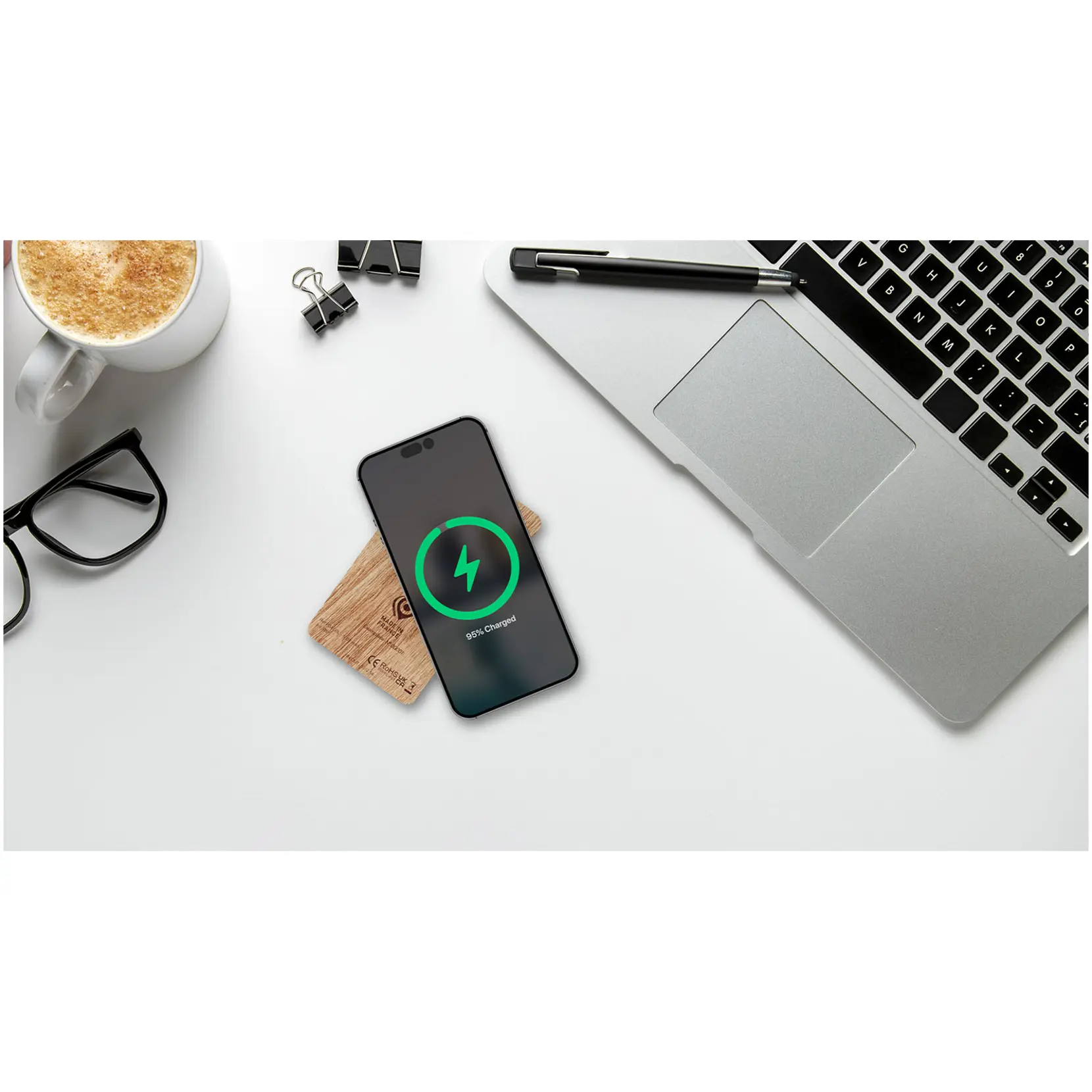 Bild på SCX.design P34 trådlös powerbank på 5 000 mAh i trä 