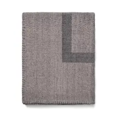 Bild på VINGA Monogram GRS pläd