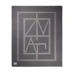 Bild på VINGA Monogram GRS pläd