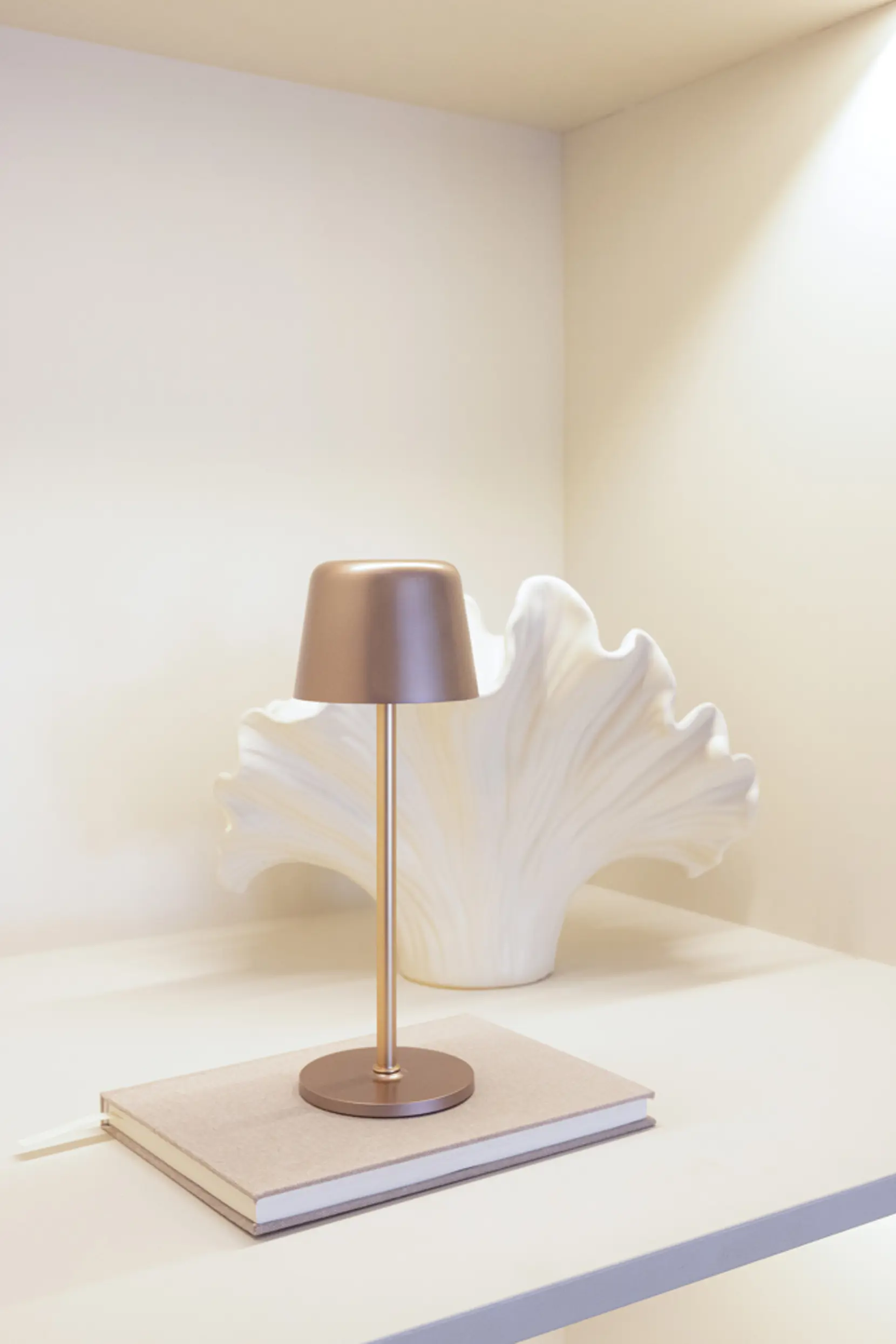 Bild på Zenic RCS återvunnen plast USB laddningsbar bordslampa