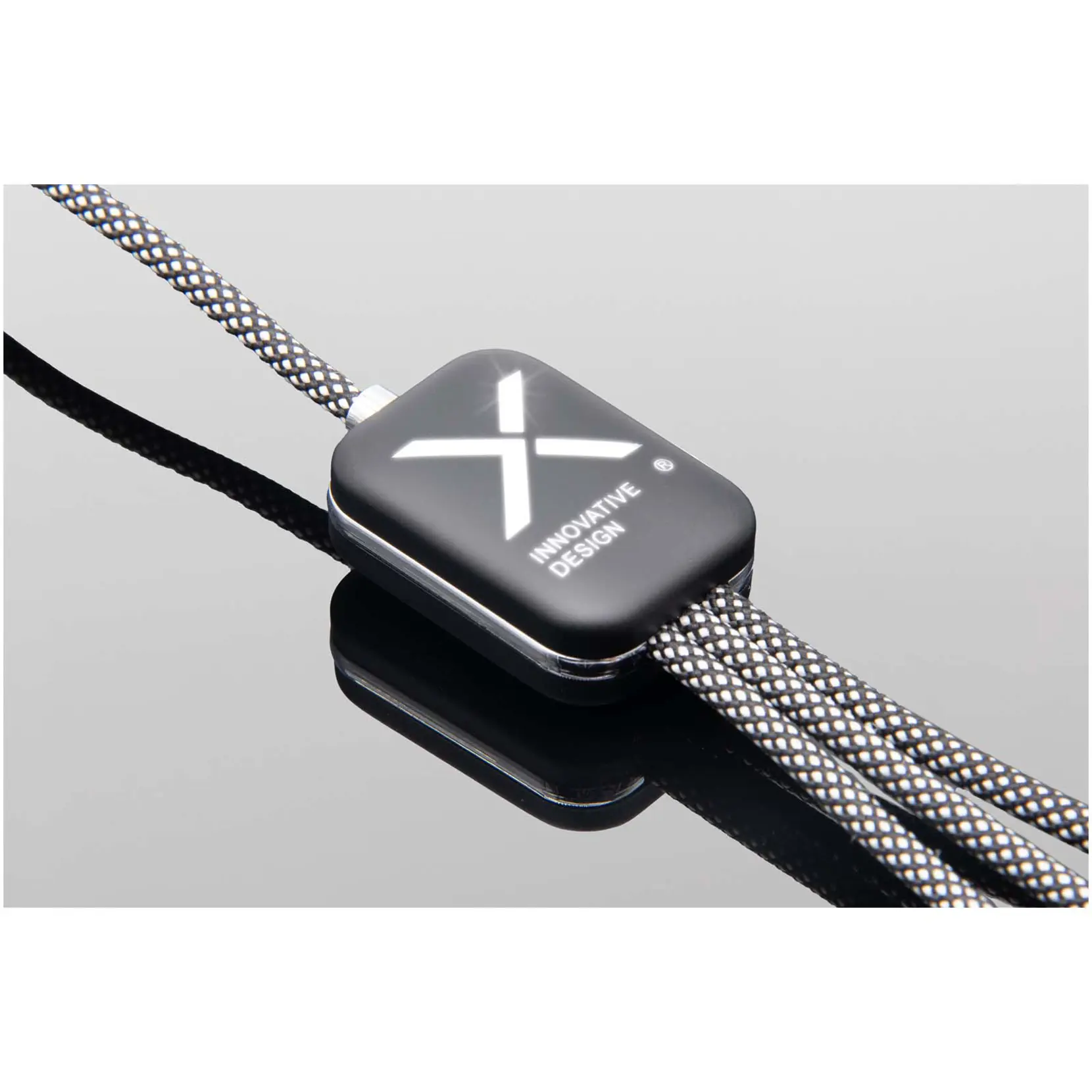 Bild på SCX.design C33 Type-C-laddningssladd på 60 W med dubbelupplyst logotyp 