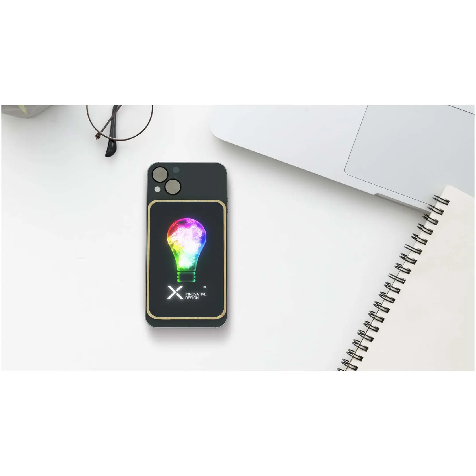 Bild på SCX.design P27 W 10 000 mAh MagSafe powerbank i bambu