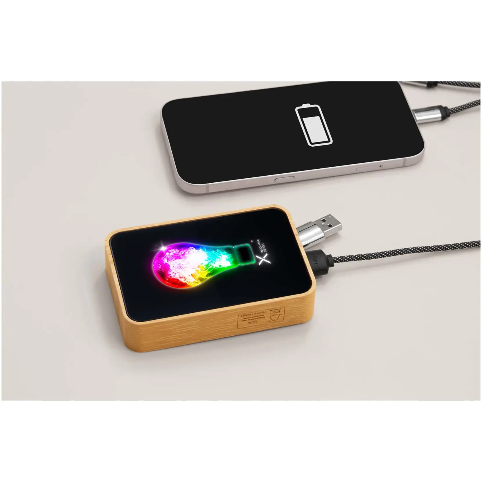 Bild på SCX.design P27 W 10 000 mAh MagSafe powerbank i bambu