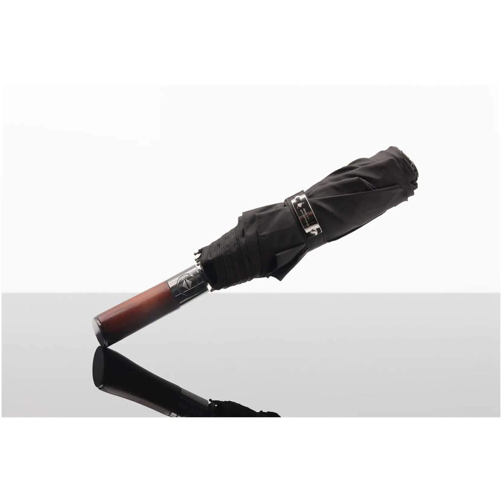 Bild på SCX.design R03 hopfällbart paraply med trähandtag med automatisk öppning/stängning 