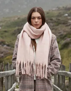 Bild på Fluffy Scarf