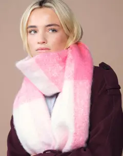Bild på Fluffy Check Scarf