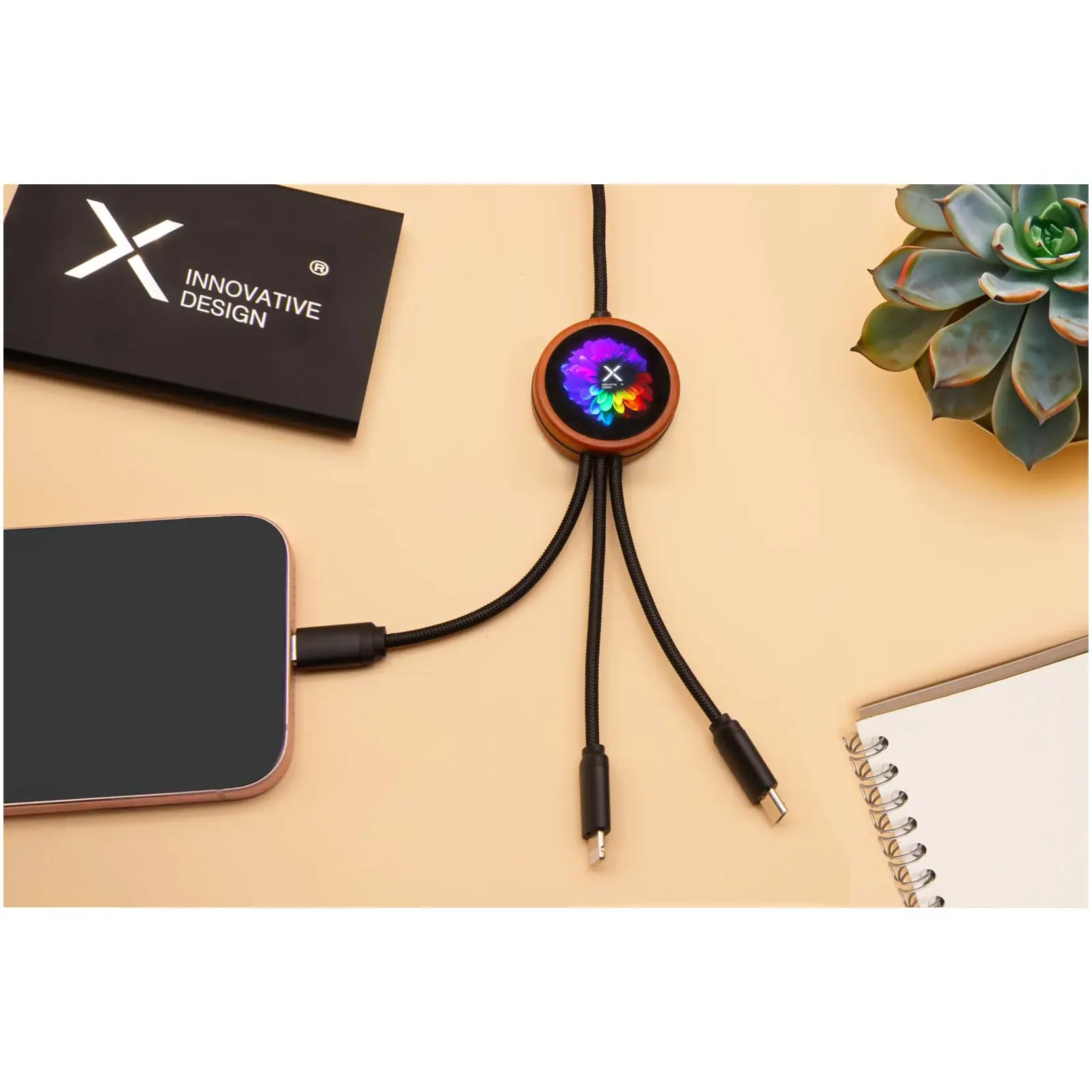 Bild på SCX.design C37 5-i-1 rPET-laddningskabel med upplyst logotyp och runt trähölje Bild på SCX.design C37 5-i-1 rPET-laddningskabel med upplyst logotyp och runt trähölje