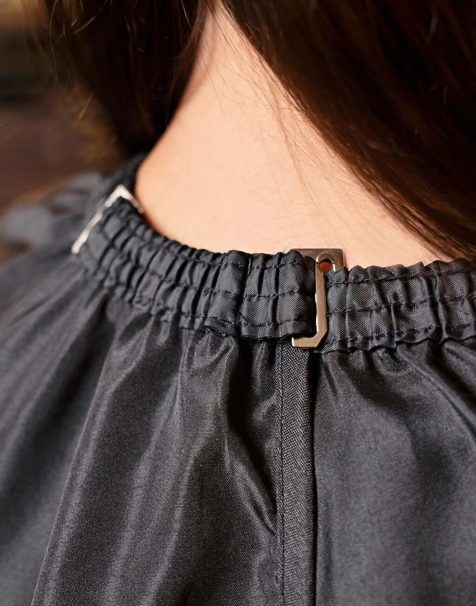 Bild på Salon Hairdresser's Cape with Hand Grips Bild på Salon Hairdresser's Cape with Hand Grips