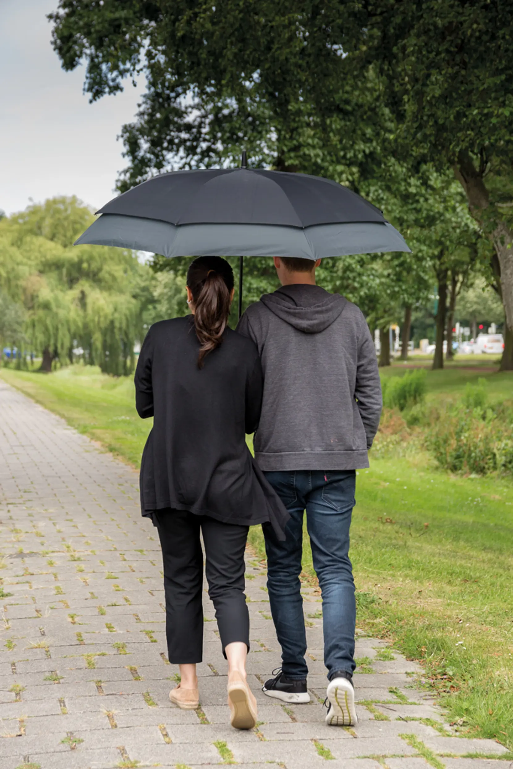 Bild på Swiss Peak AWARE™ 23" till 27" expanderbart paraply Bild på Swiss Peak AWARE™ 23" till 27" expanderbart paraply