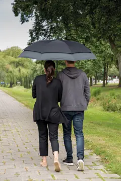 Bild på Swiss Peak AWARE™ 23" till 27" expanderbart paraply