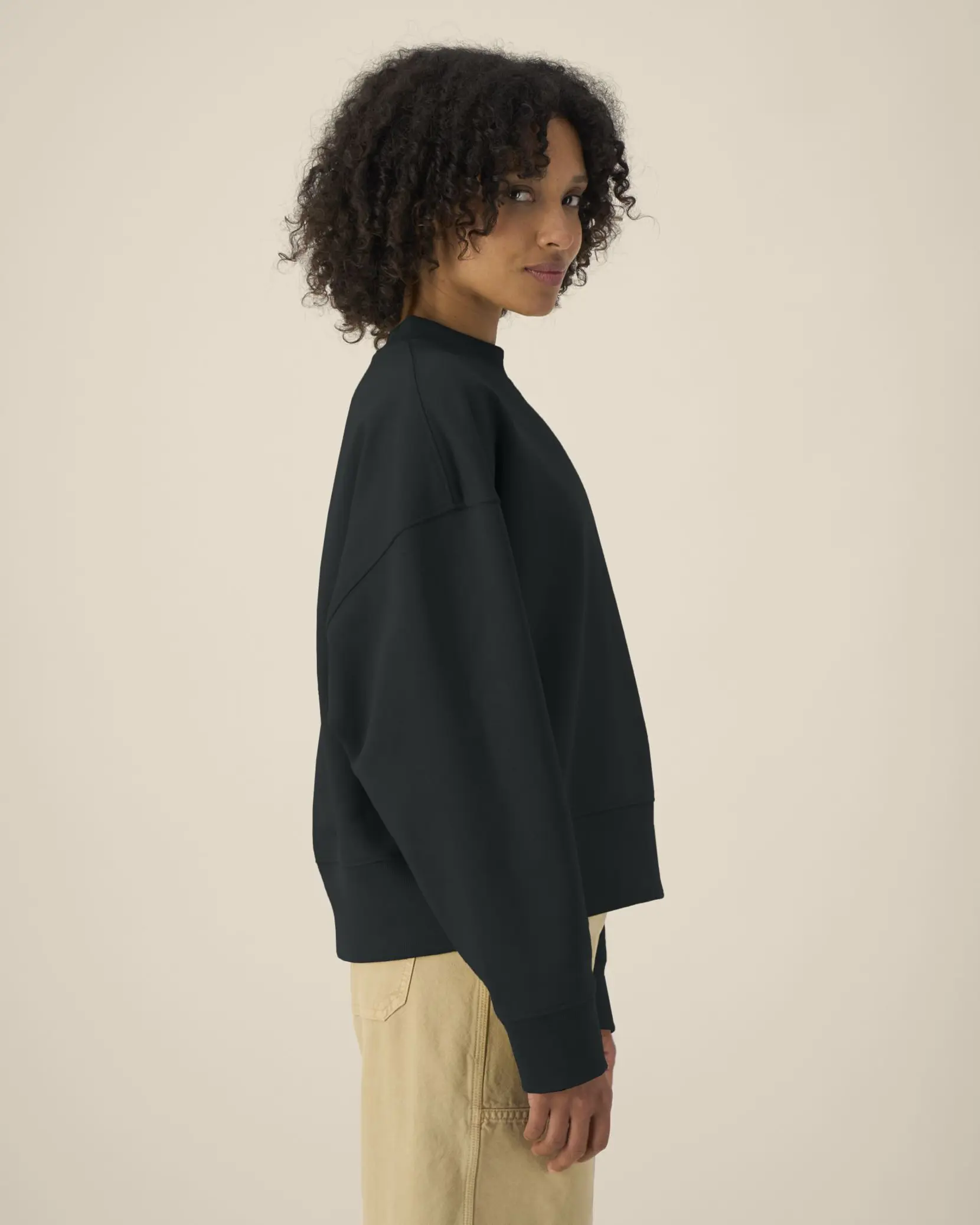 Bild på Ryler The unisex boxy crewneck sweatshirt in recycled cotton