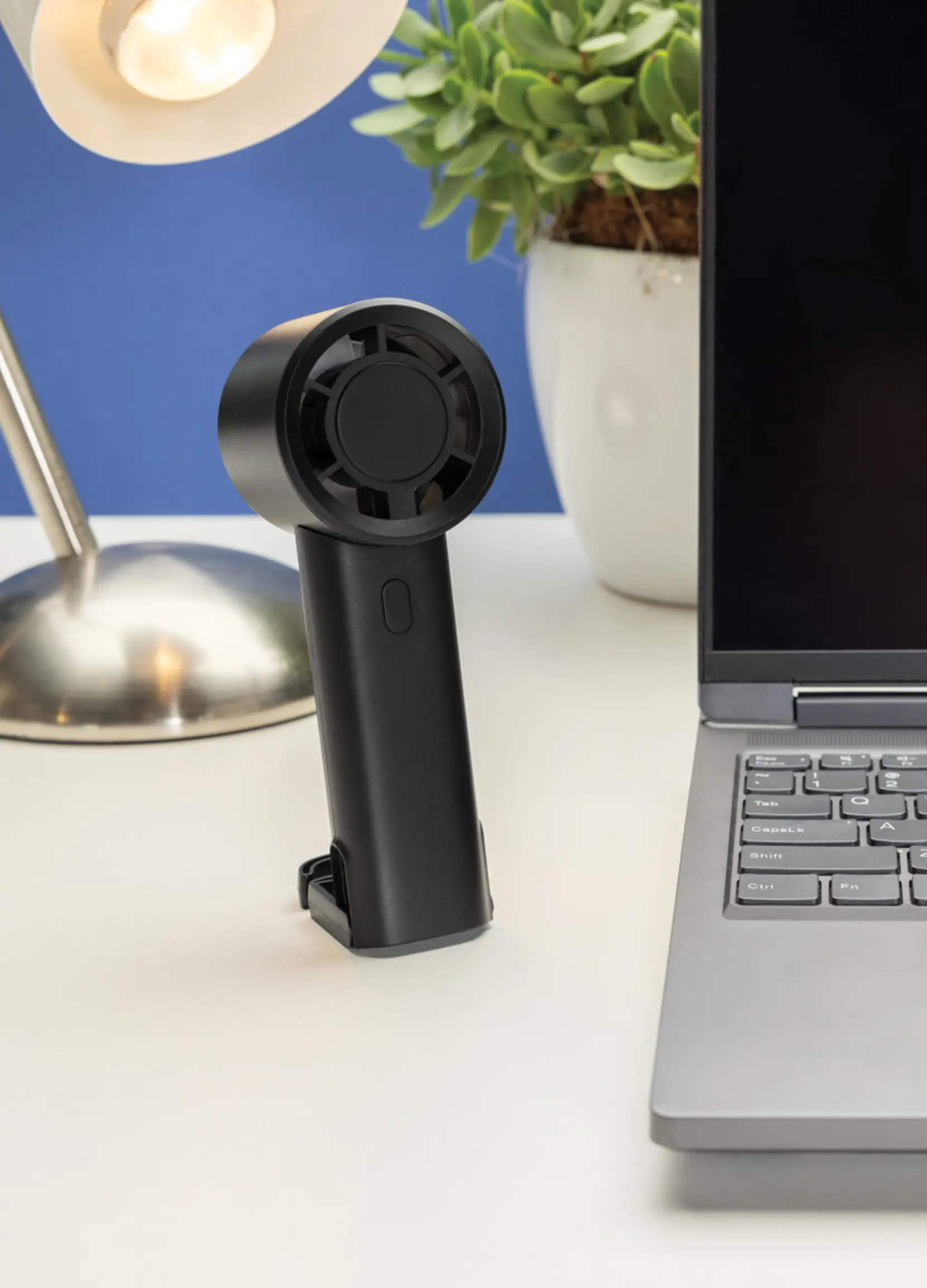 Bild på Twist uppladdningsbar bärbar fläkt i återvunnen plast Bild på Twist uppladdningsbar bärbar fläkt i återvunnen plast