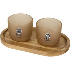 Bild på Male serveringsbricka i trä och set med glasmuggar