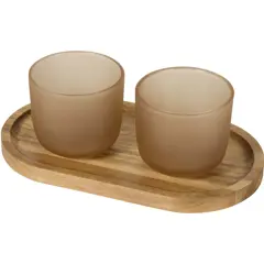 Bild på Male serveringsbricka i trä och set med glasmuggar