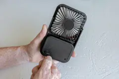 Bild på Aervina laddningsbar bordsfläkt i RCS återvunnen plast