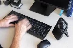 Bild på Aervina laddningsbar bordsfläkt i RCS återvunnen plast