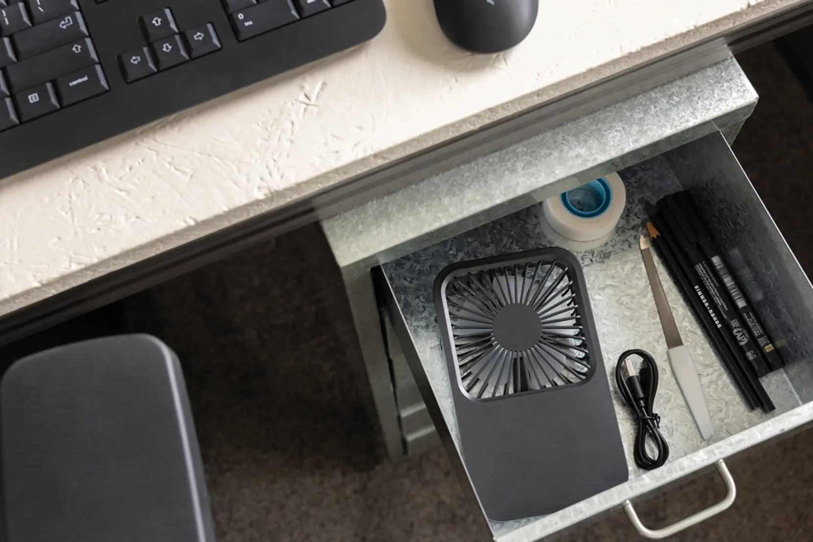 Bild på Aervina laddningsbar bordsfläkt i RCS återvunnen plast