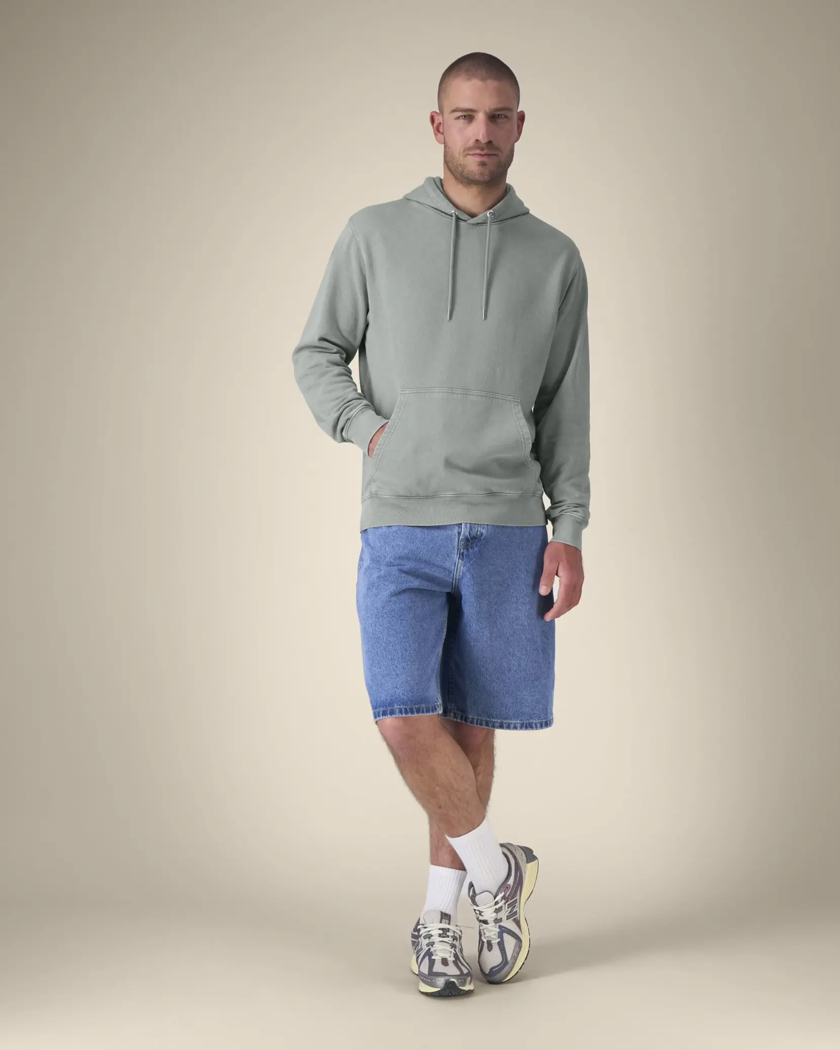 Bild på Archer Vintage The unisex medium fit garment dyed hoodie sweatshirt