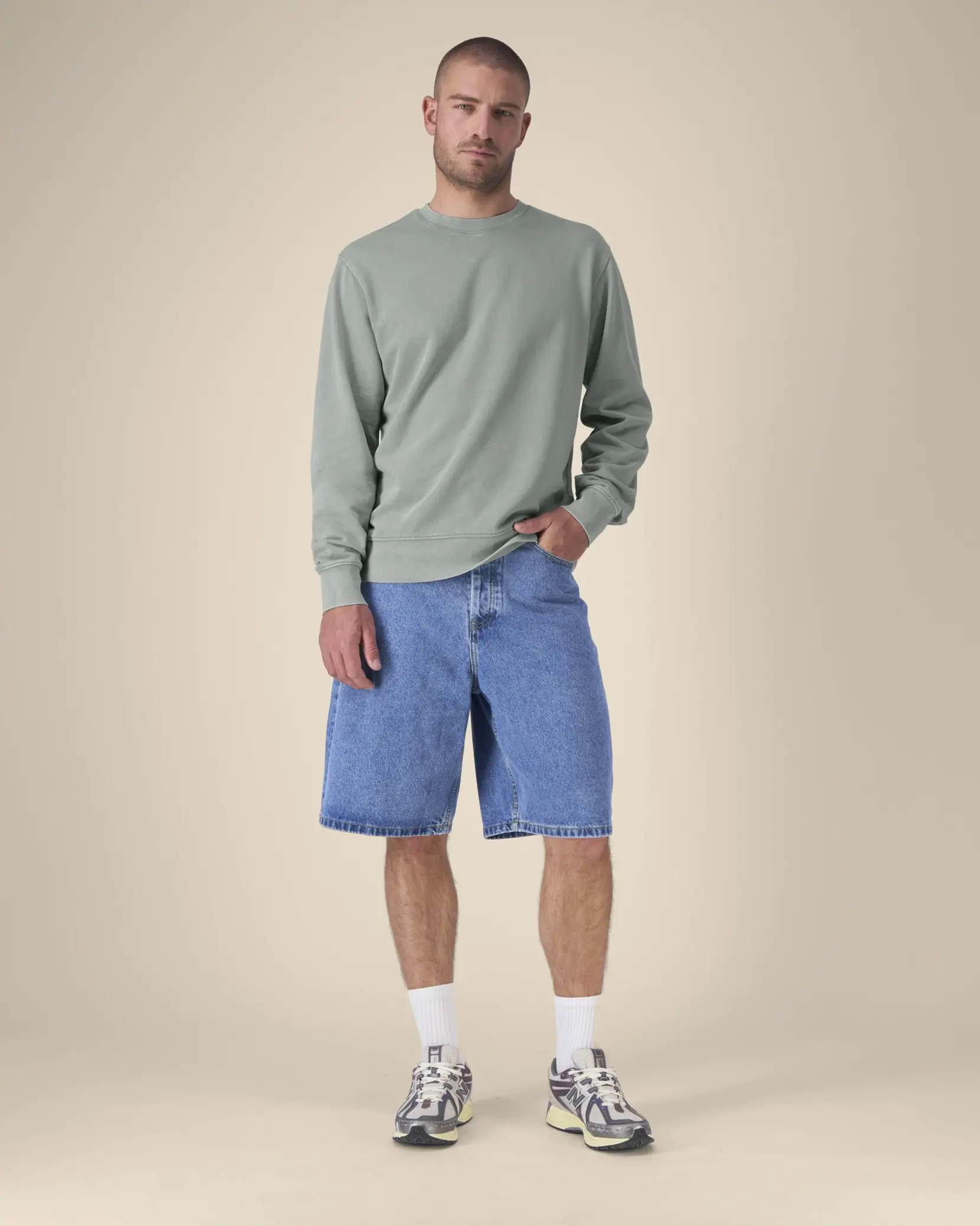 Bild på Matcher Vintage The unisex medium fit garment dyed crewneck sweatshirt