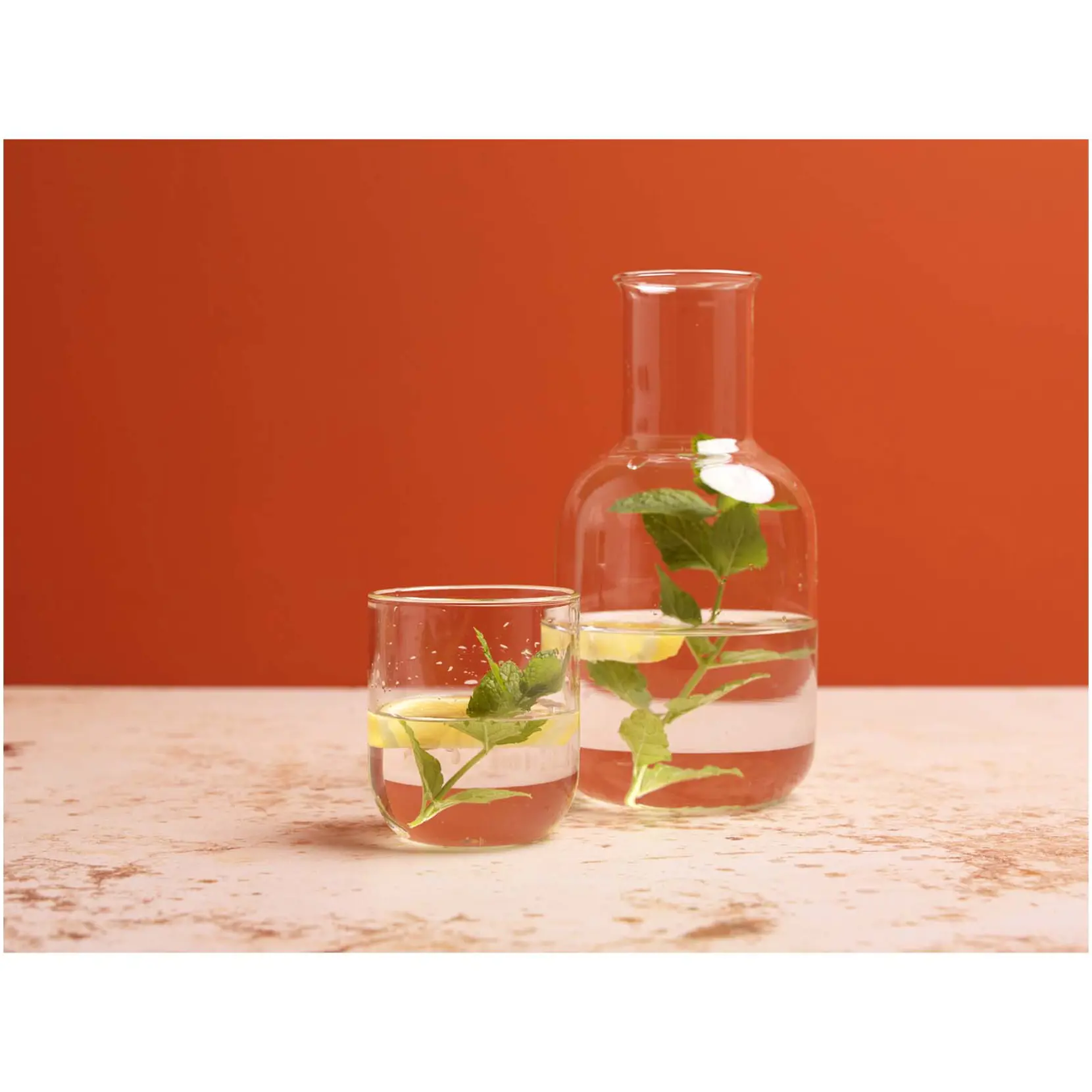 Bild på Amelie set med glaskaraff och kopp