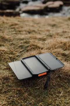 Bild på Nordic Drift Titan 10.000 mAh solcells-powerbank med 3 panel