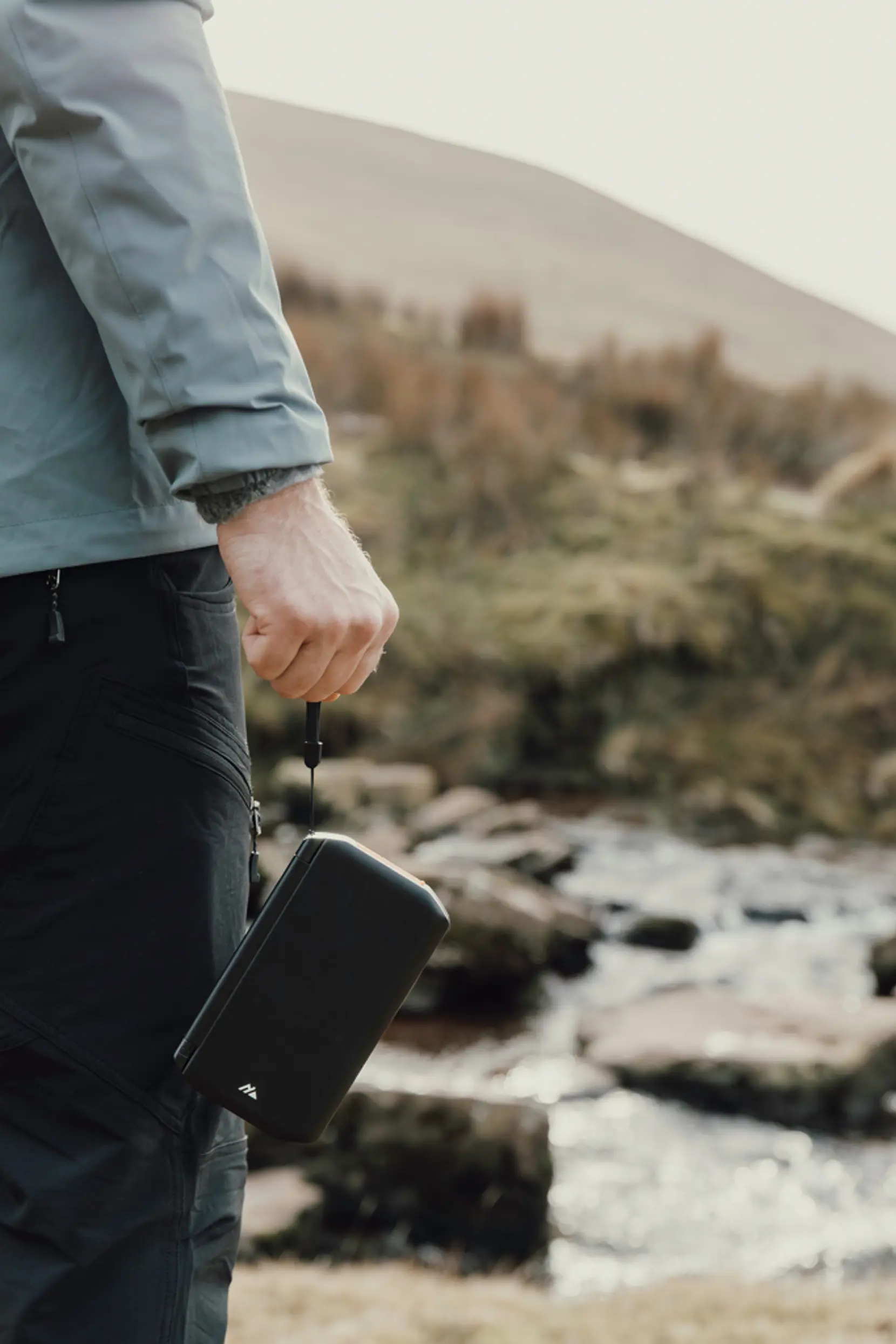 Bild på Nordic Drift Titan 10.000 mAh solcells-powerbank med 3 panel