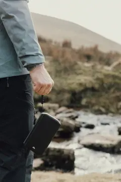 Bild på Nordic Drift Titan 10.000 mAh solcells-powerbank med 3 panel