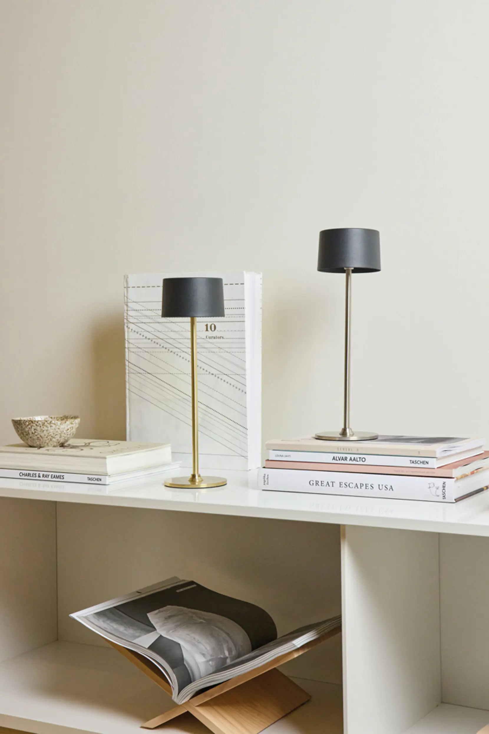 Bild på VINGA Nauro RCS återvunnen plast bordslampa