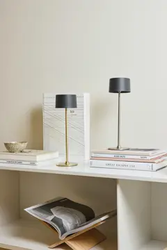 Bild på VINGA Nauro RCS återvunnen plast bordslampa