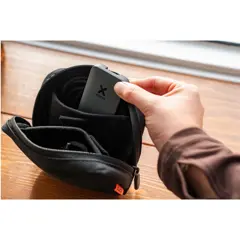 Bild på Xtorm 65 W snabbladdare set med kabel och resefodral för resor