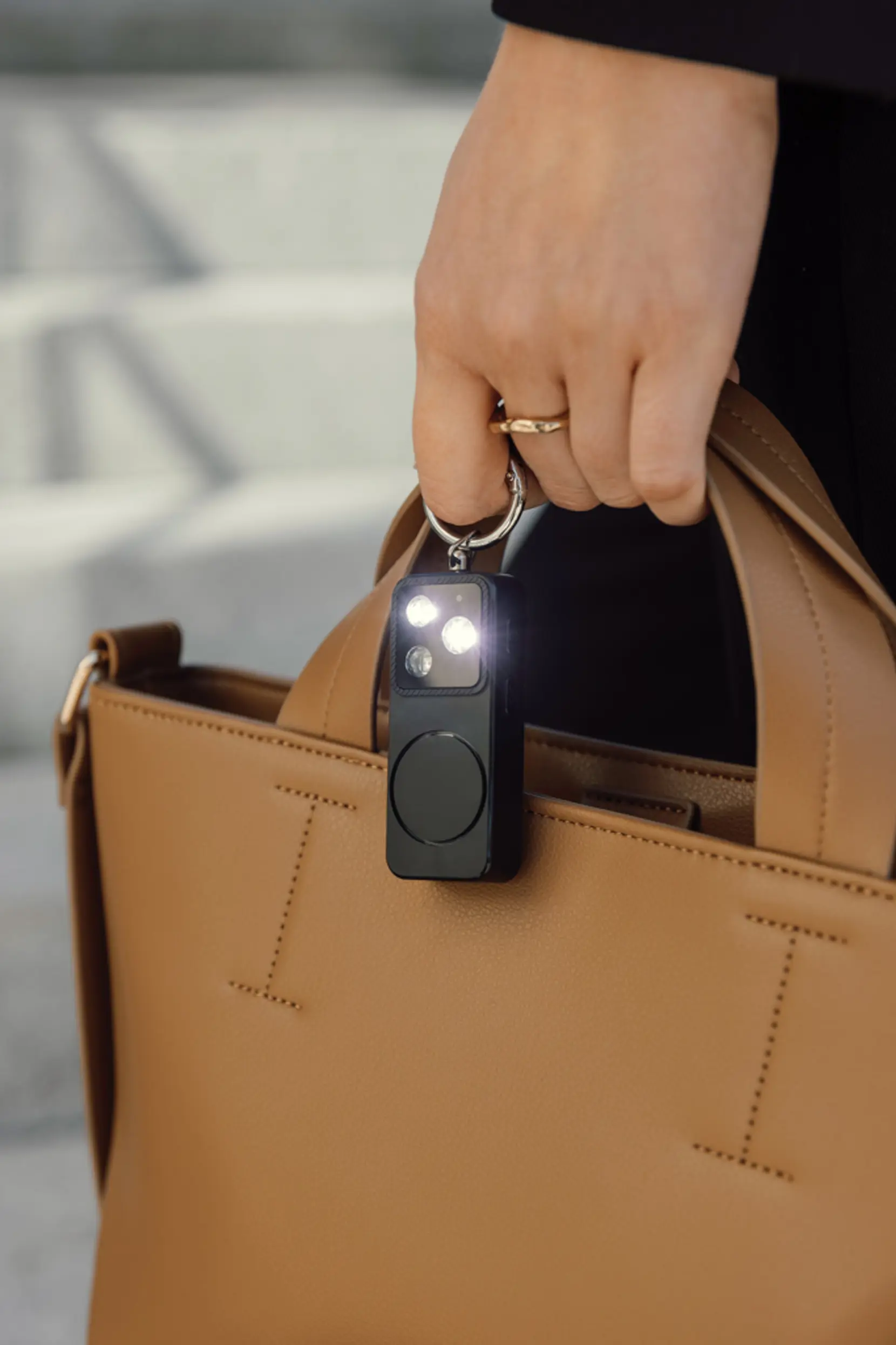 Bild på GuardBuddy RCS personlarm med USB-C-laddning