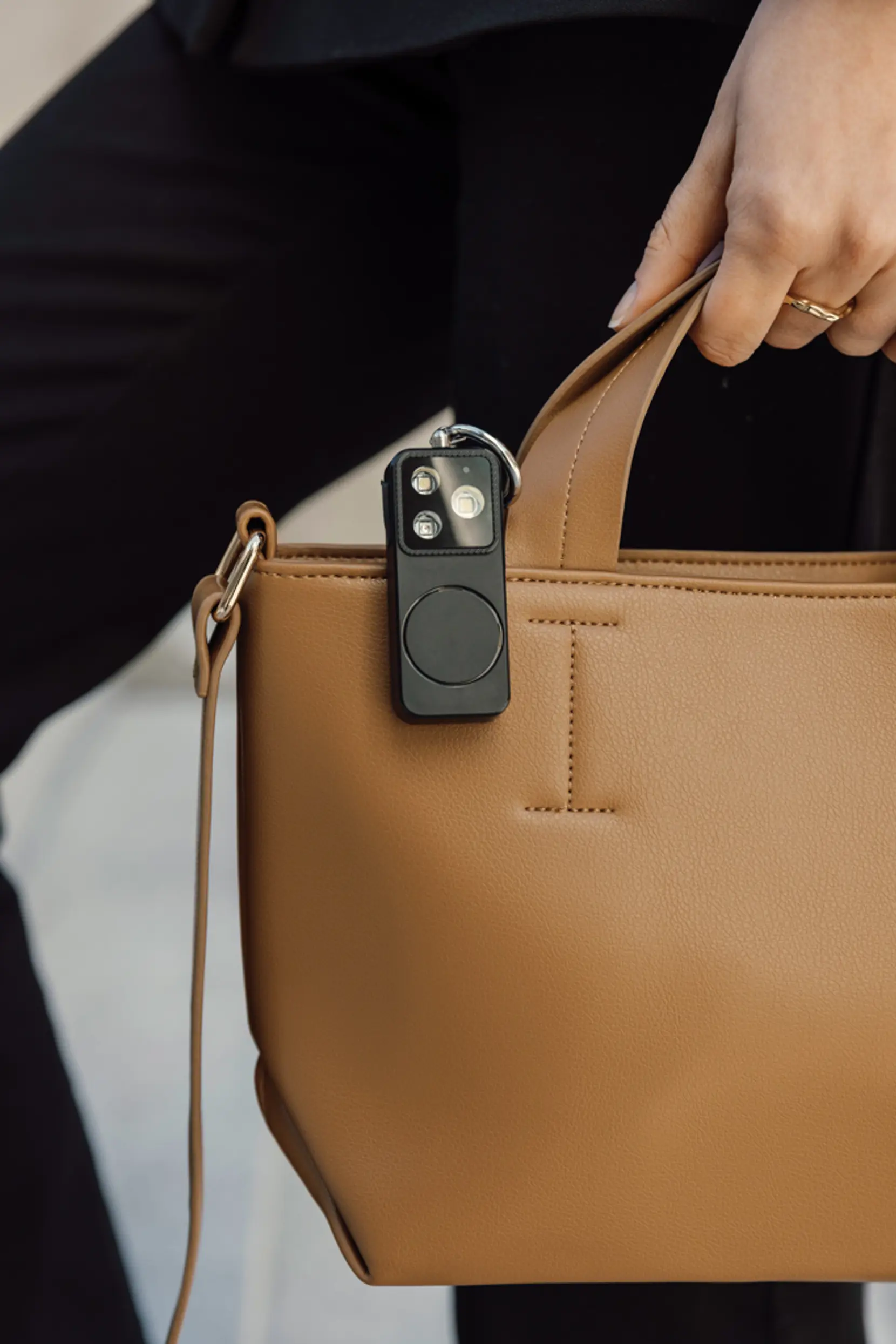 Bild på GuardBuddy RCS personlarm med USB-C-laddning