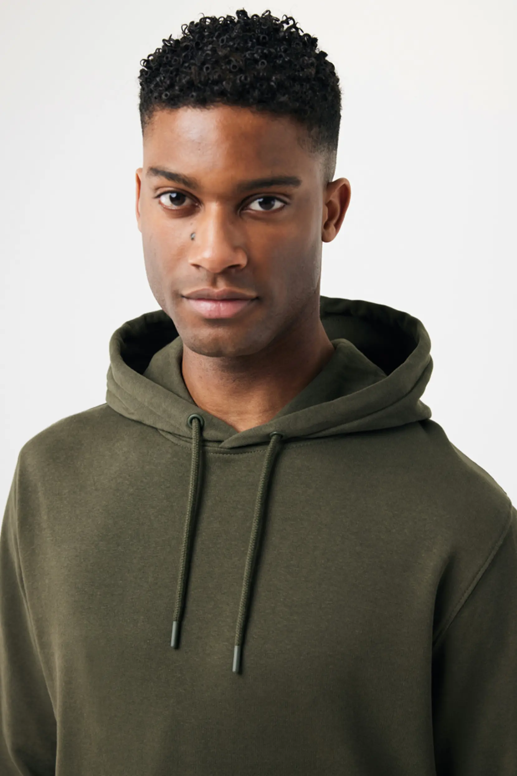 Bild på Iqoniq Rila lättvikt hoodie i återvunnen bomull