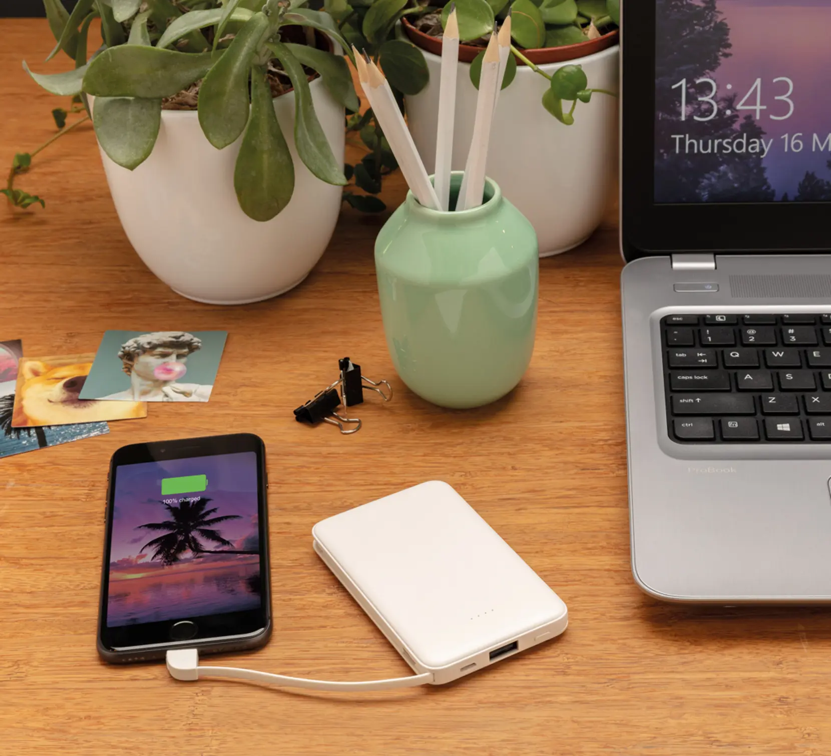 Bild på 5.000 mAh powerbank i fickformat med integrerade kablar Bild på 5.000 mAh powerbank i fickformat med integrerade kablar