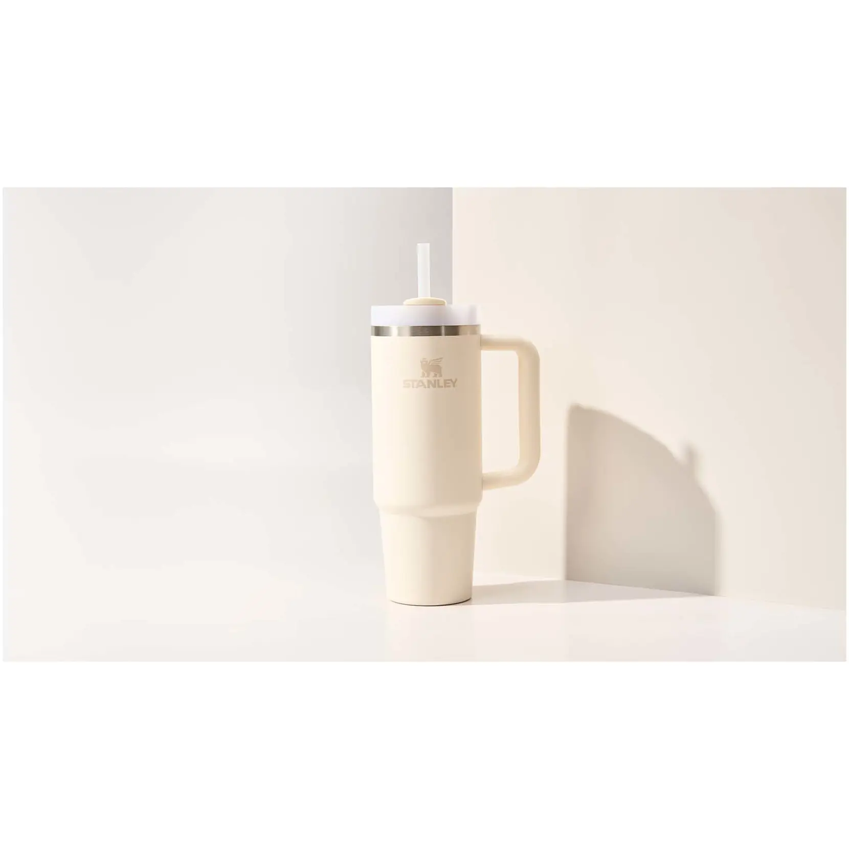 Bild på Stanley Quencher® H2.0 FlowState™ 890 ml isolerad mugg i återvunnet rostfritt stål Bild på Stanley Quencher® H2.0 FlowState™ 890 ml isolerad mugg i återvunnet rostfritt stål