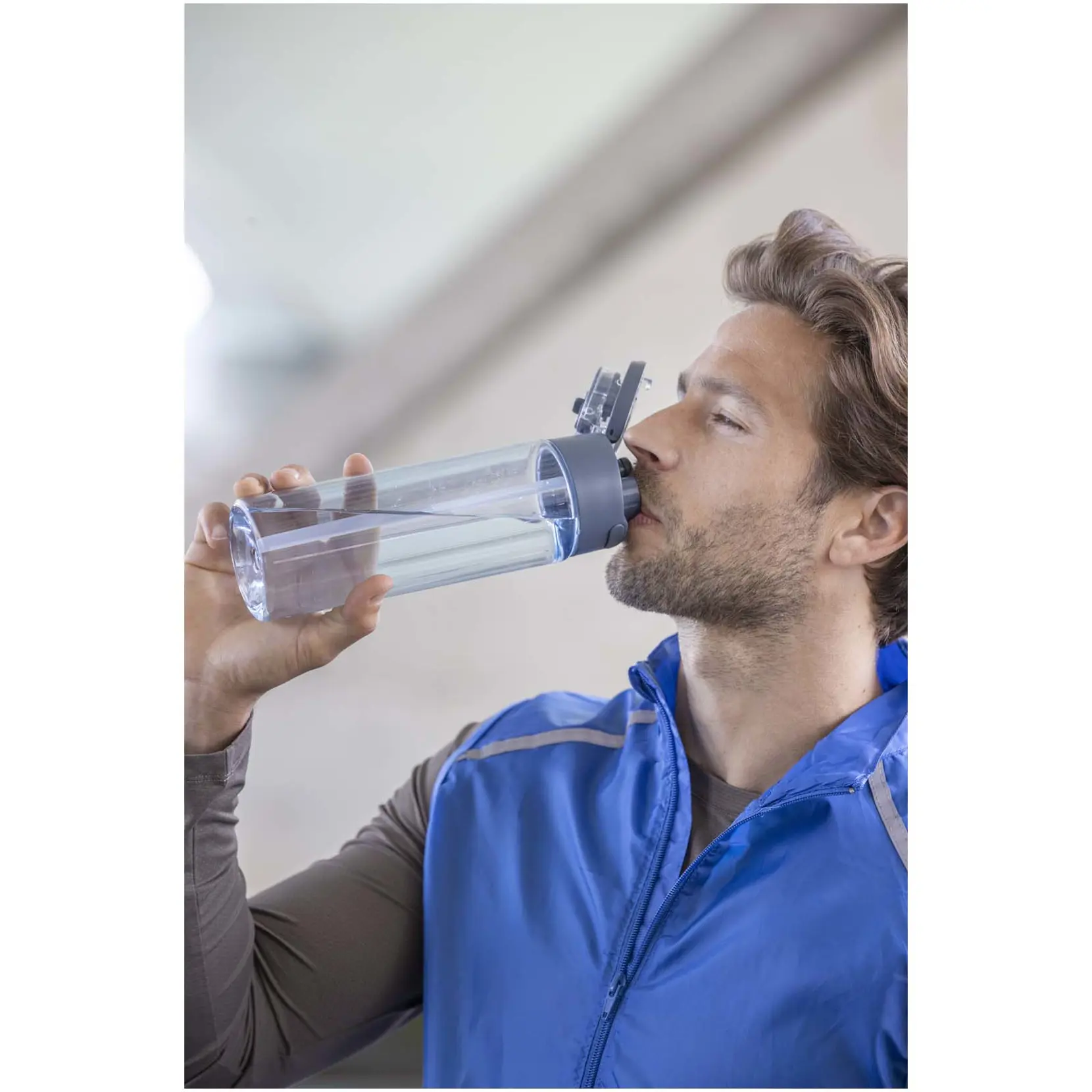 Bild på Theron 700 ml vattenflaska i återvunnen plast från RCS med lock med dubbla funktioner och utfällbart sugrör Bild på Theron 700 ml vattenflaska i återvunnen plast från RCS med lock med dubbla funktioner och utfällbart sugrör