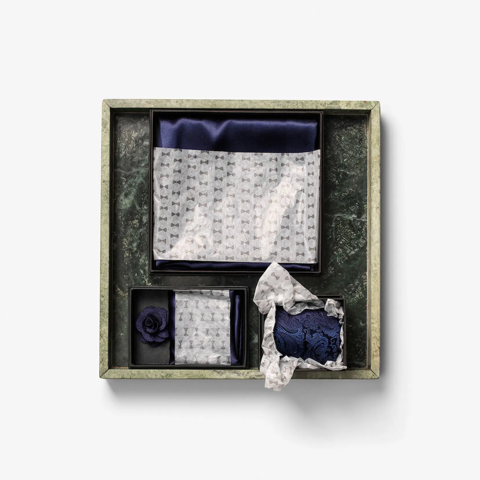 Bild på Solid Hankie & Lapel Pin With Giftbox Bild på Solid Hankie & Lapel Pin With Giftbox