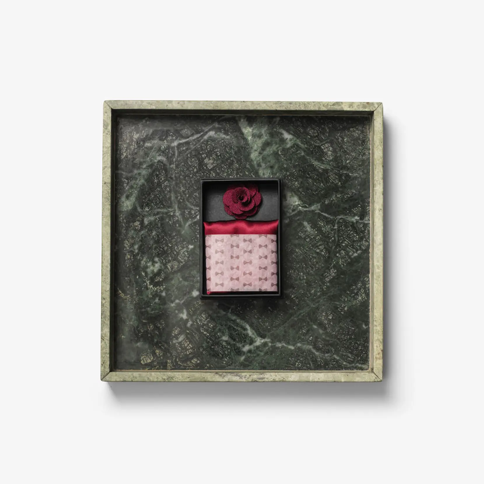 Bild på Solid Hankie & Lapel Pin With Giftbox Bild på Solid Hankie & Lapel Pin With Giftbox