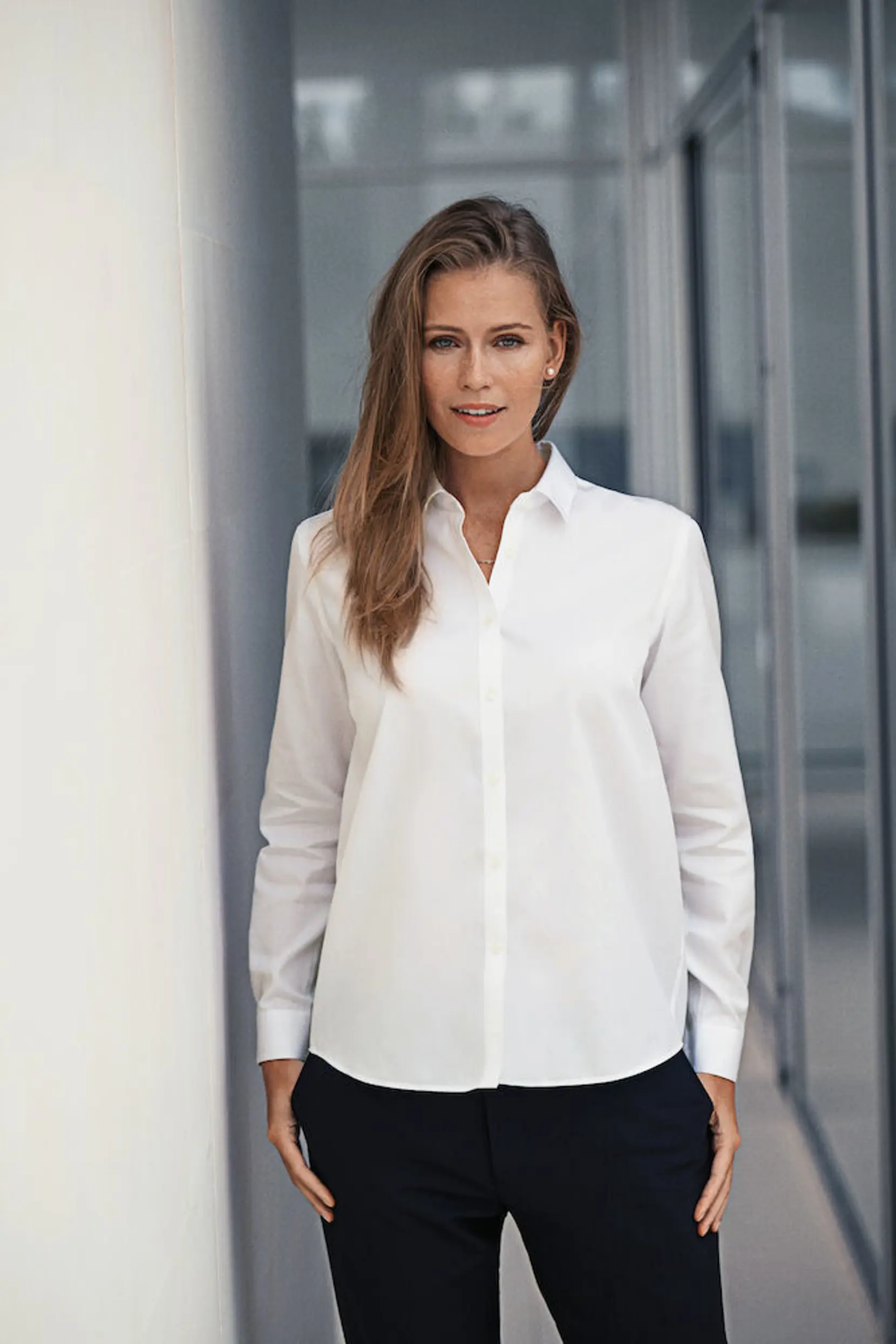Bild på Green Bow 01 Woman Relaxed Bild på Green Bow 01 Woman Relaxed