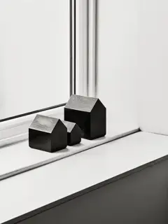 Bild på Kosta Huset svart 110mm