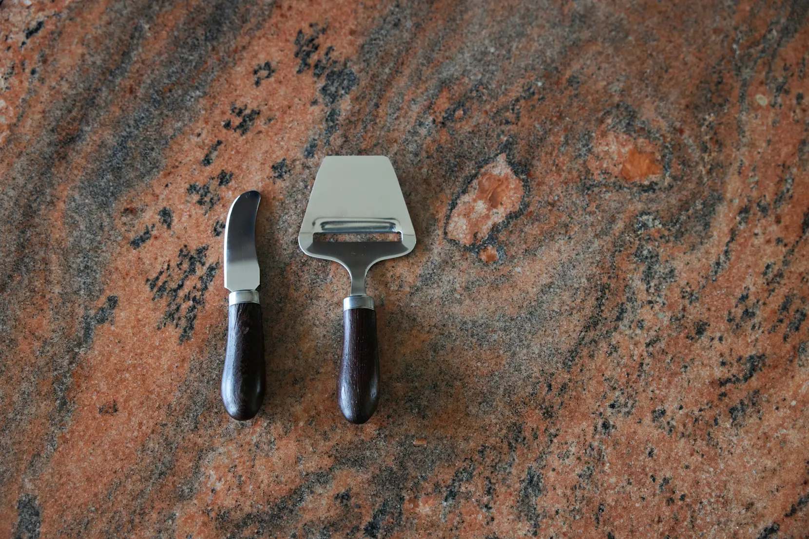 Bild på Astrid osthyvel och smörkniv, 2-pack Bild på Astrid osthyvel och smörkniv, 2-pack