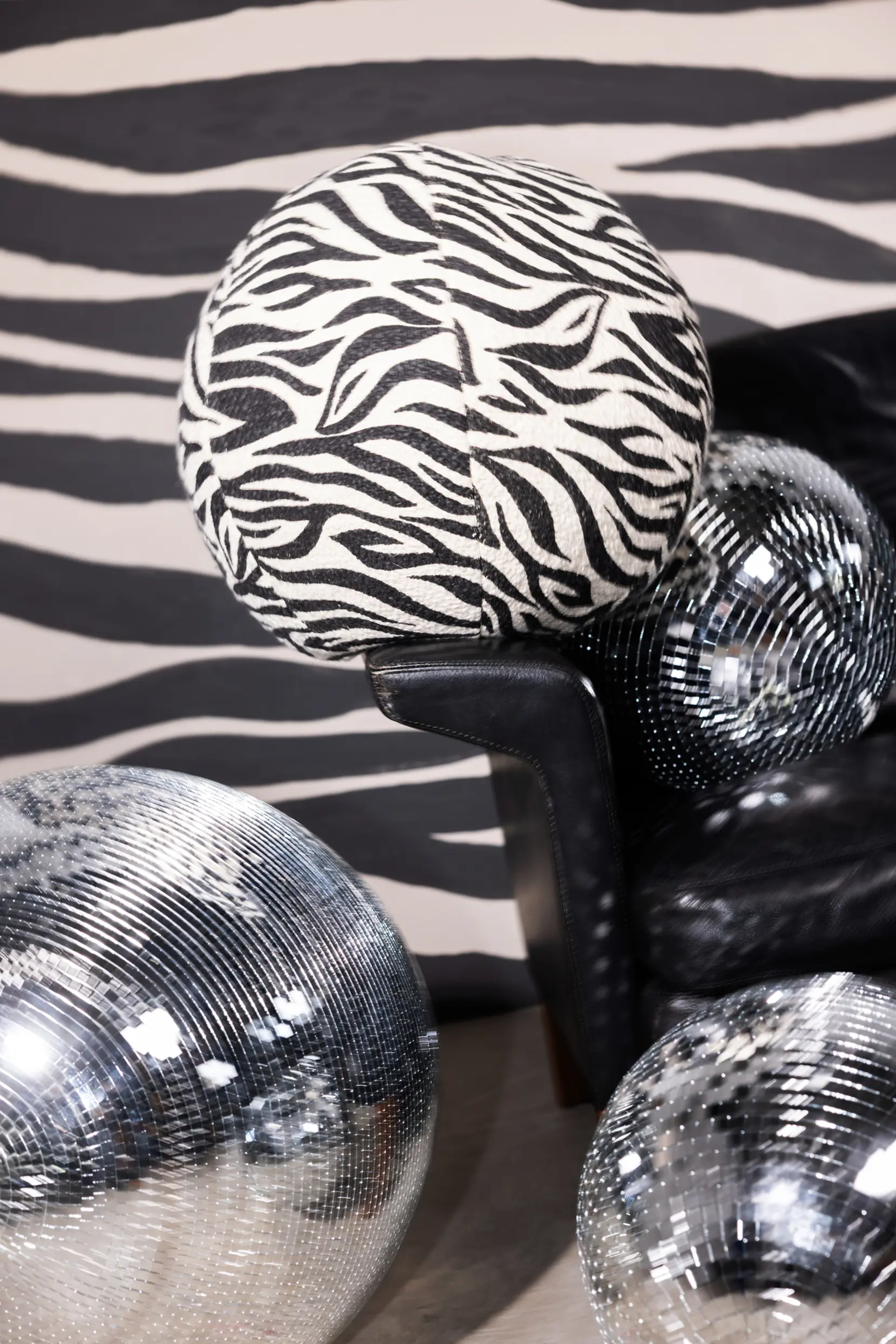 Bild på Kudde Anima zebra rund Bild på Kudde Anima zebra rund