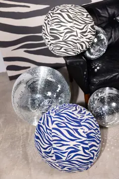Bild på Kudde Anima zebra rund