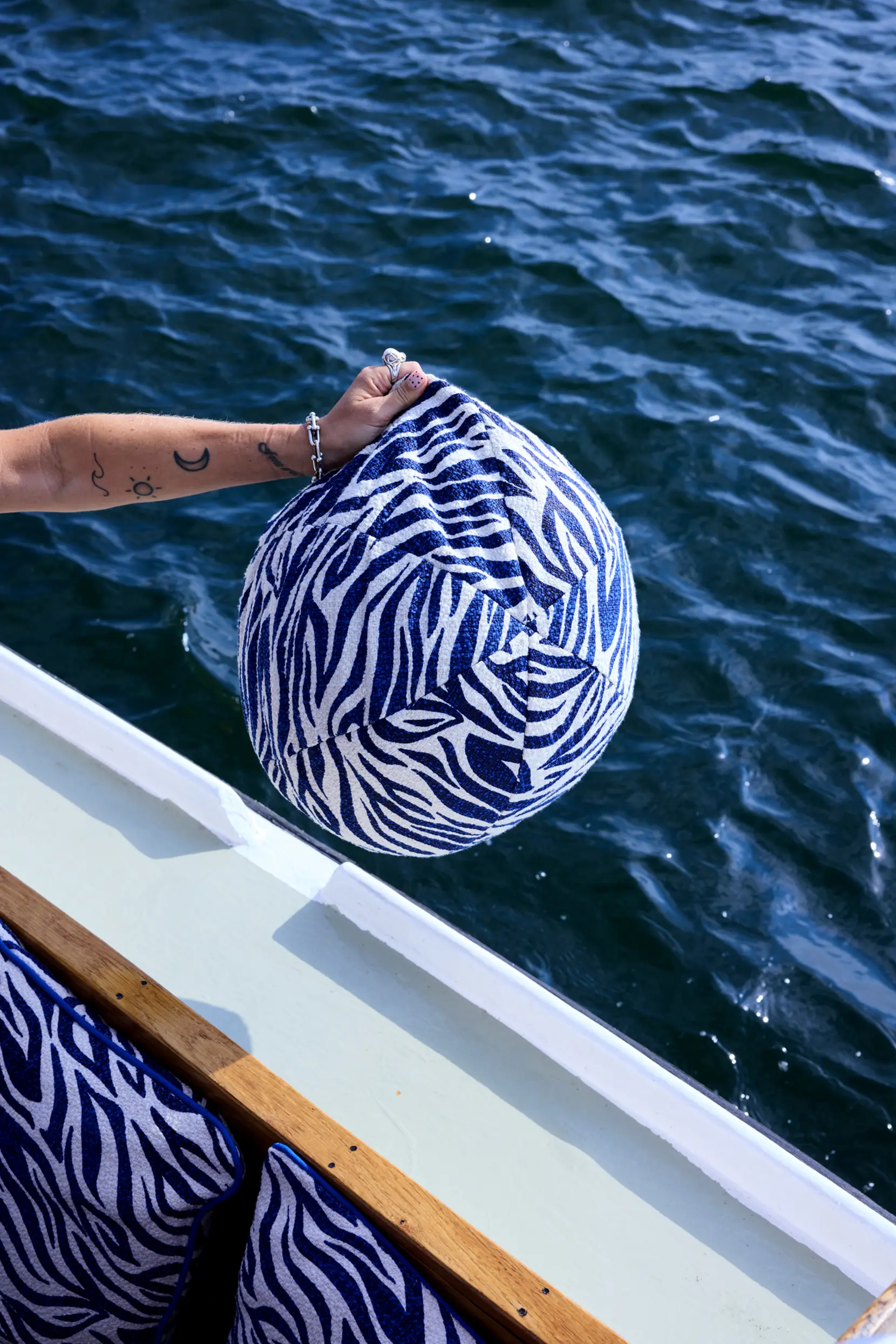 Bild på Kudde Anima zebra rund Bild på Kudde Anima zebra rund