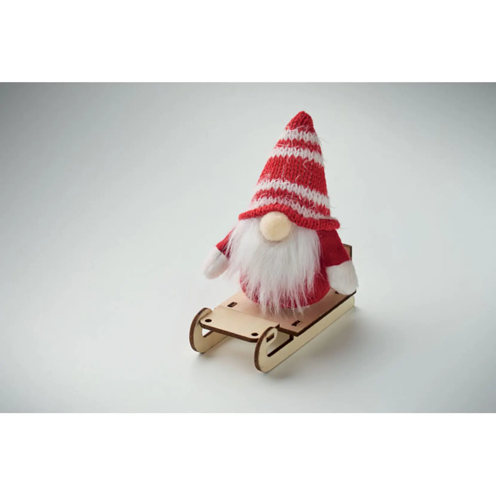 Bild på Tomte på träsläde Bild på Tomte på träsläde