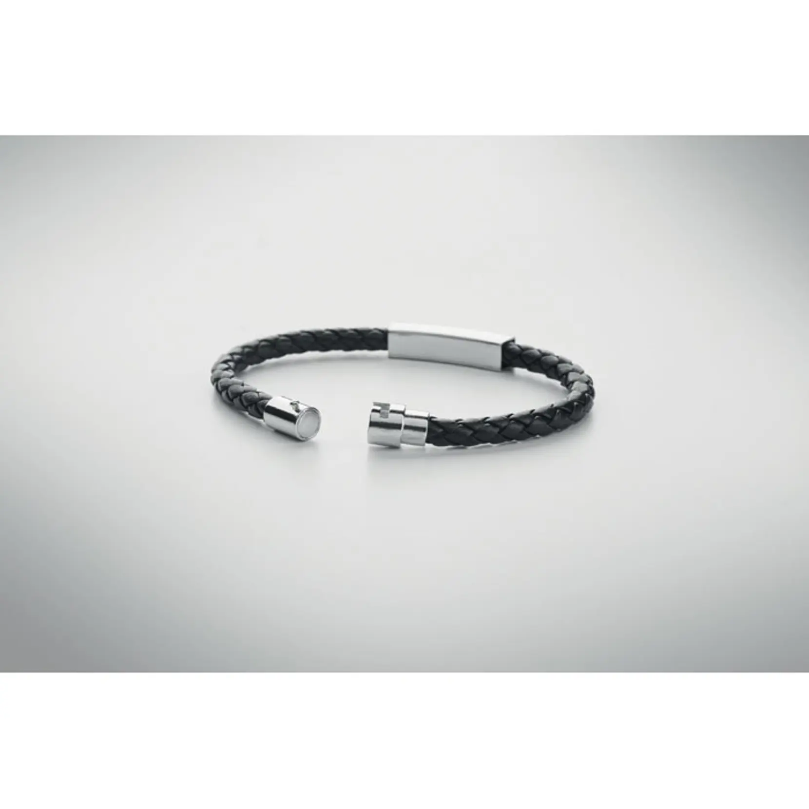 Bild på Armband i flätat konstläder Bild på Armband i flätat konstläder