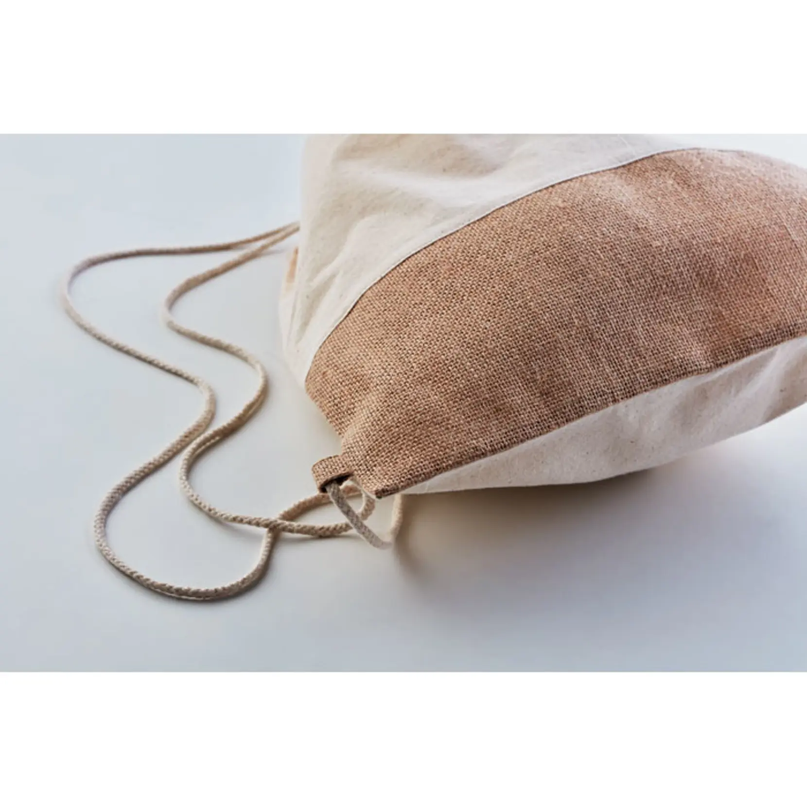 Bild på Twill/ bomullbag med en jutadet Bild på Twill/ bomullbag med en jutadet