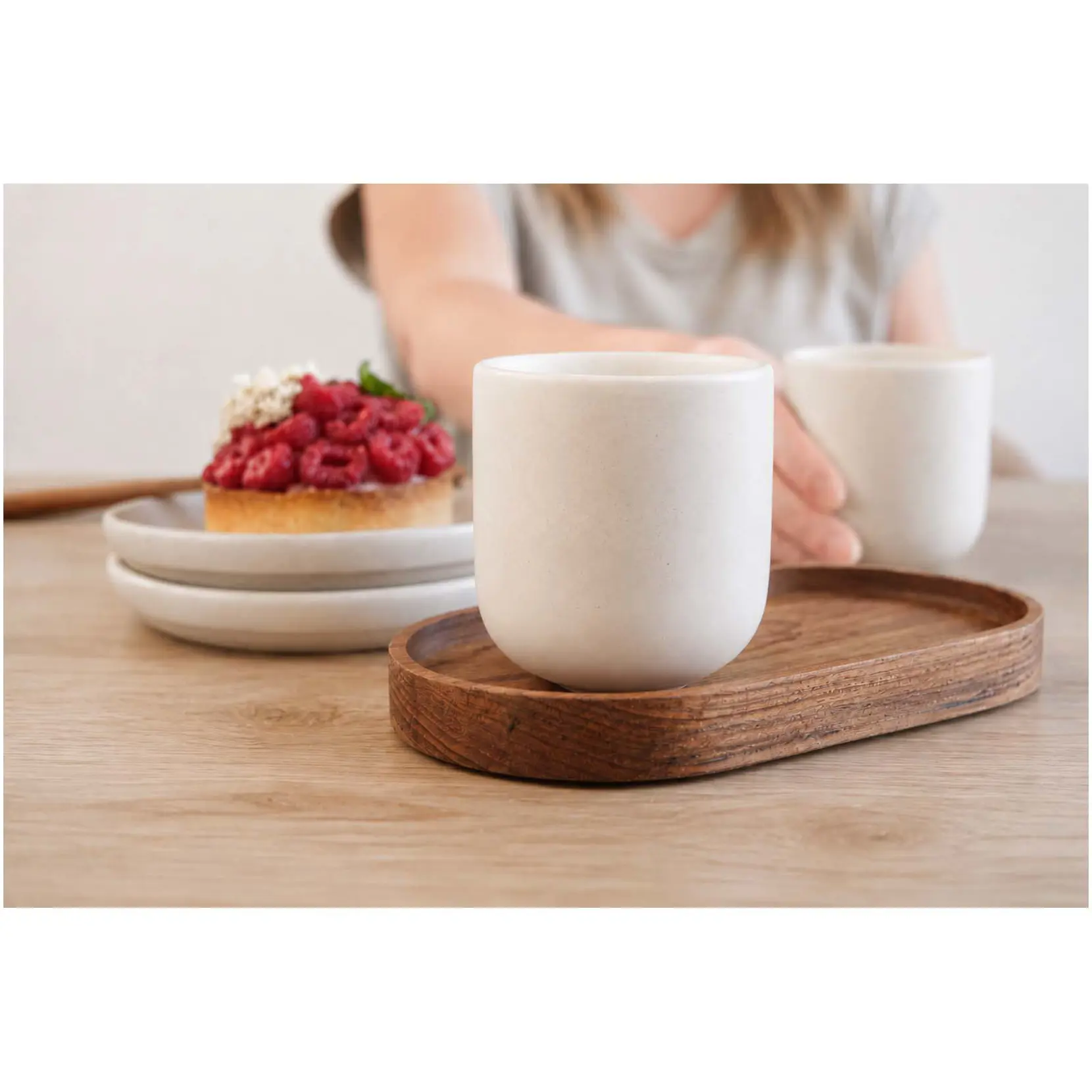 Bild på Originalhome Set med oval träbricka och keramikmuggar 150 ml Bild på Originalhome Set med oval träbricka och keramikmuggar 150 ml